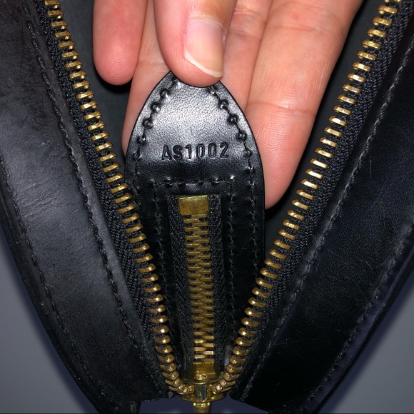 Louis Vuitton Epi Black Leather Shoulder Bag - Picture 15 of 16
